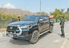 泰国军方设卡检查过往车辆